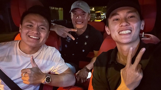 Phan Công Khanh và hai cầu thủ Nguyễn Quang Hải cùng Bùi Tiến Dũng trong một siêu xe
